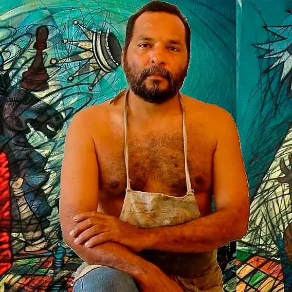 El artista visual cubano Israel Tamayo delante de su obra pictórica 'Apocalipsis'