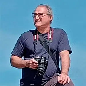 Artista visual cubano Miguel Mastrapa Cruz con su cámara fotográfica