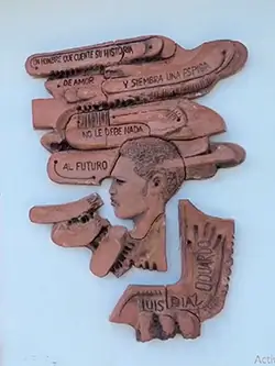 Imagen del mural de cerámica a la entrada del Taller Cultural "Luis Díaz Oduardo" en Santiago de Cuba