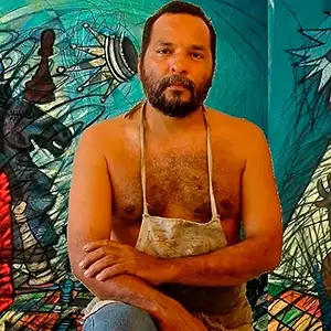El artista visual cubano Israel Tamayo delante de su obra pictórica 'Apocalipsis'
