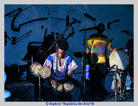 Fotografía de Óscar Ceriñales Valdés y Óscar Valdés en concierto en el Jazz Café de La Habana, Colección RepArte Arte Cubano del Fondo "República del Arte"®.