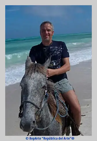 Fotografía de Víctor Manuel López Pérez a caballo en playa Onda de Cayo Coco (Cuba), Colección RepArte Arte Cubano del Fondo "República del Arte"®.